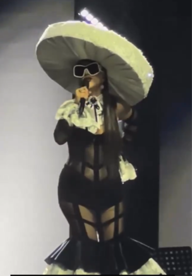 Hande Yener'in sahne kostümü geceye damga vurdu