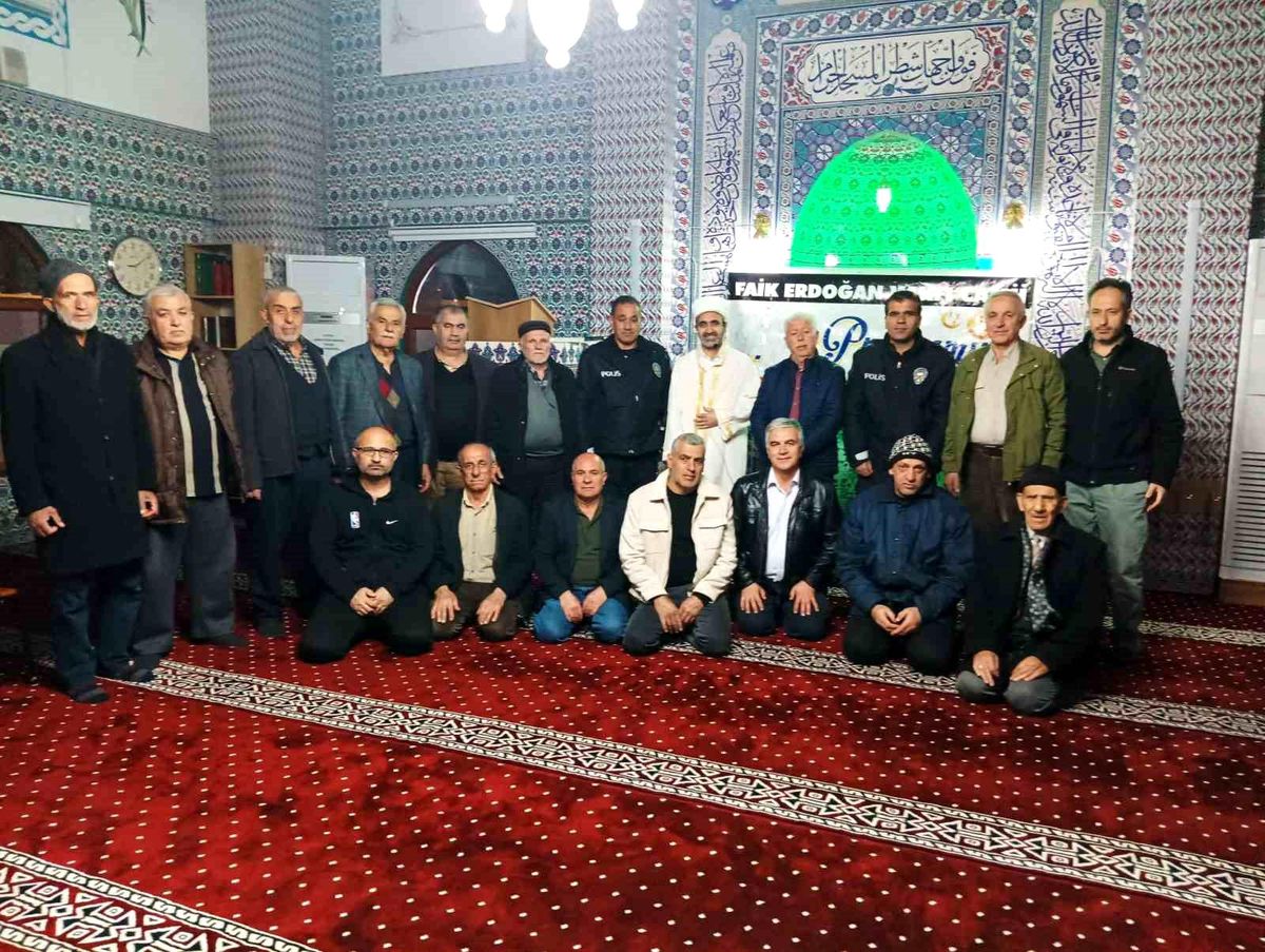 İhbar üzerine camiye gelen polisler sürpriz kutlamayla karşılaştı