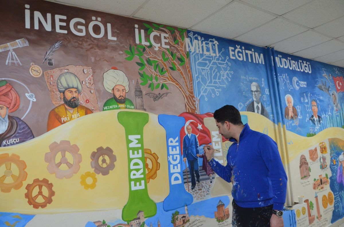 İşitme engelli öğretmen, \'Türkiye Yüzyılı Maarif Modeli\' müfredatını duvara resmetti