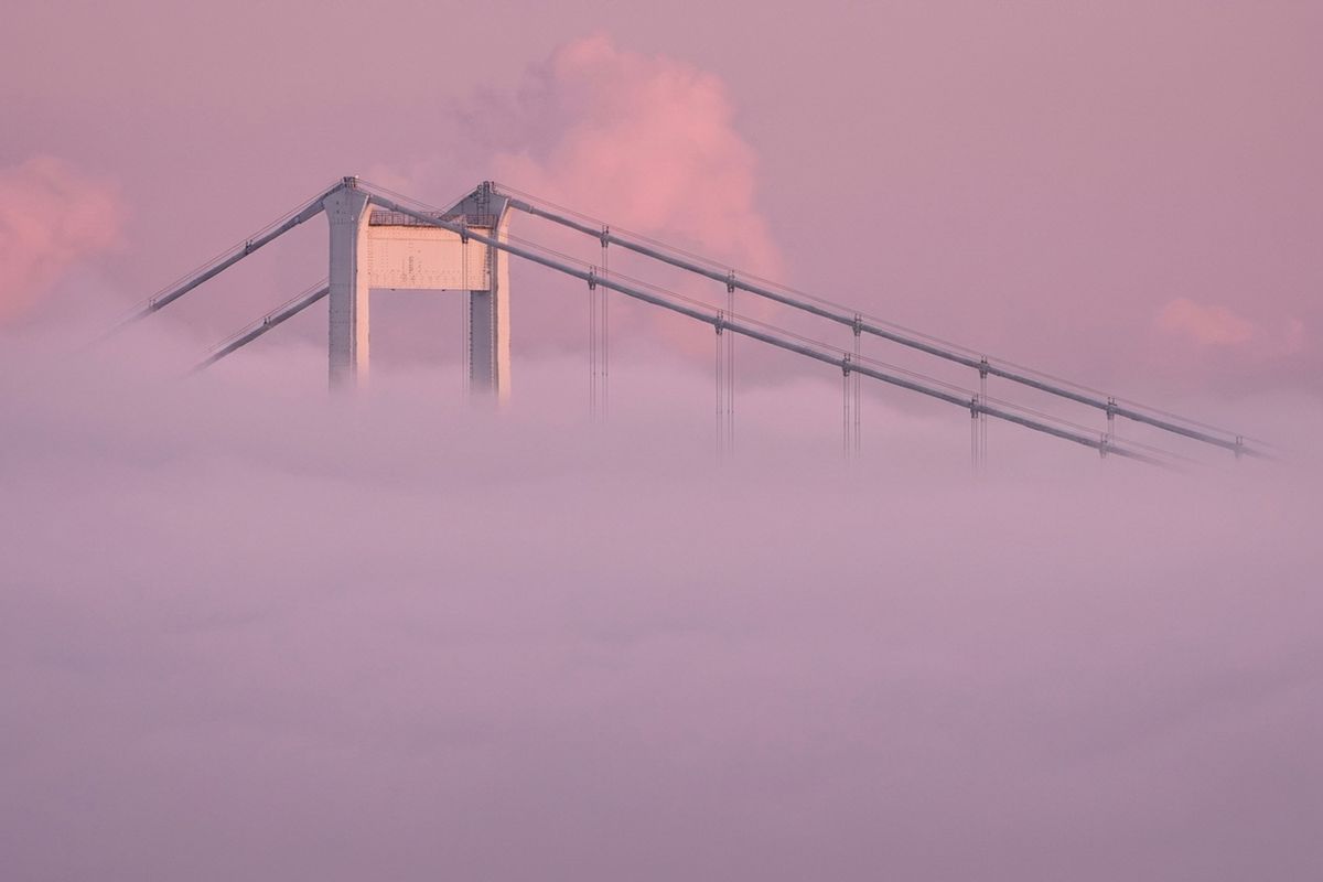 İstanbul Boğazı sis bulutlarının arasında kayboldu