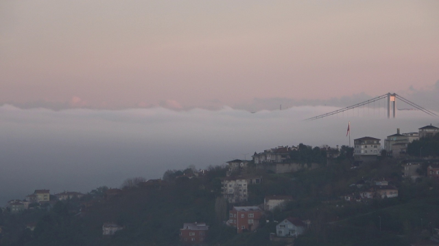 İstanbul Boğazı sis bulutlarının arasında kayboldu