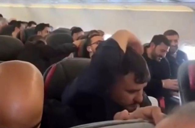 Uçak Şiddetli Rüzgarla Üçüncü Denemede İniş Yaptı