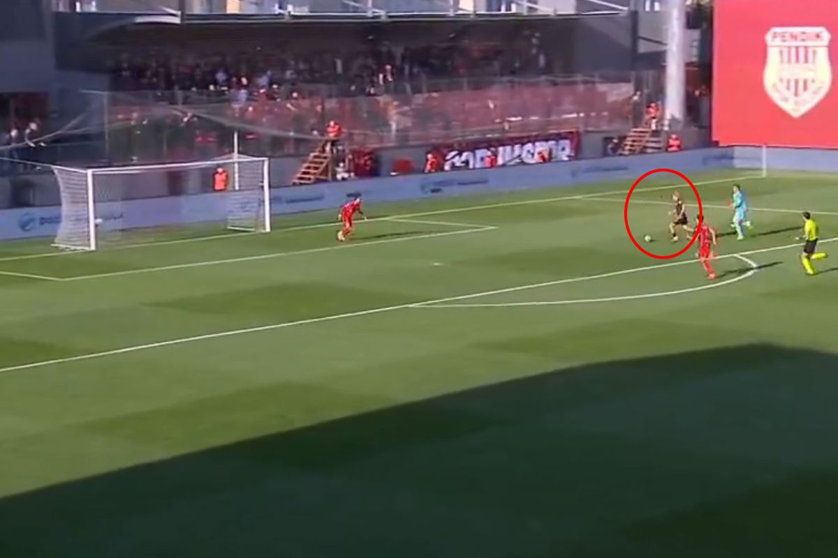 İstese yapamaz! Hamza Akman boş kaleye inanılmazı başardı