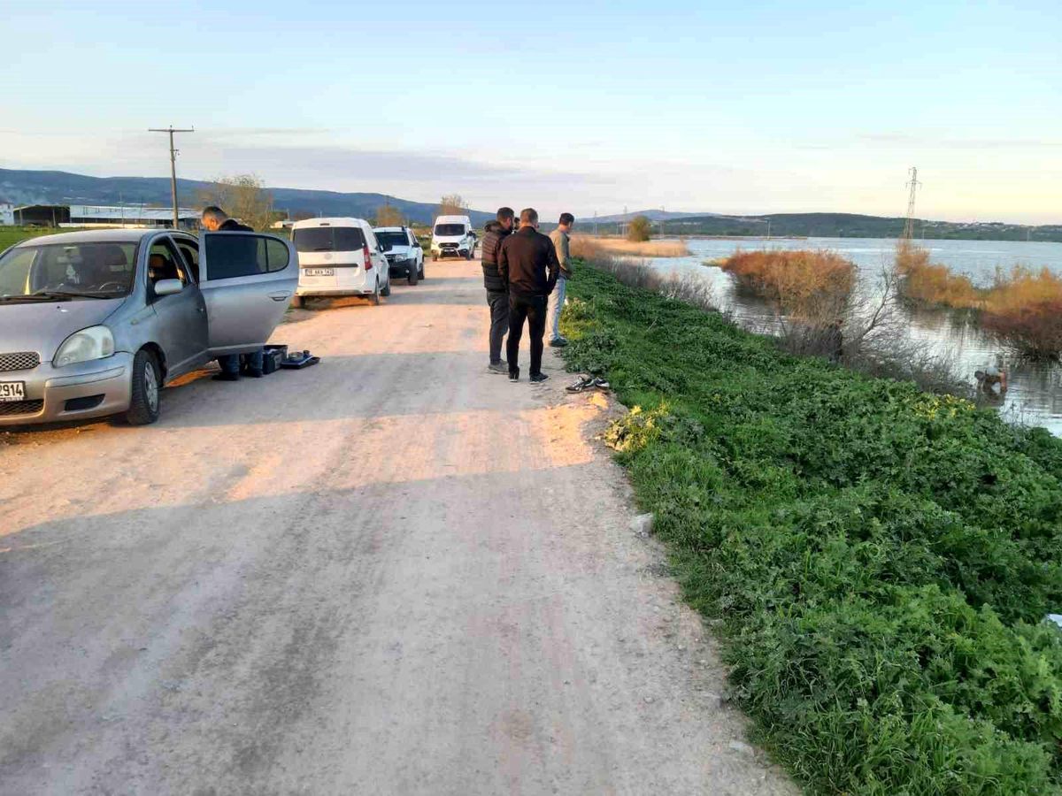 Karacabey\'de Araç Yanında Ölü Bulundu