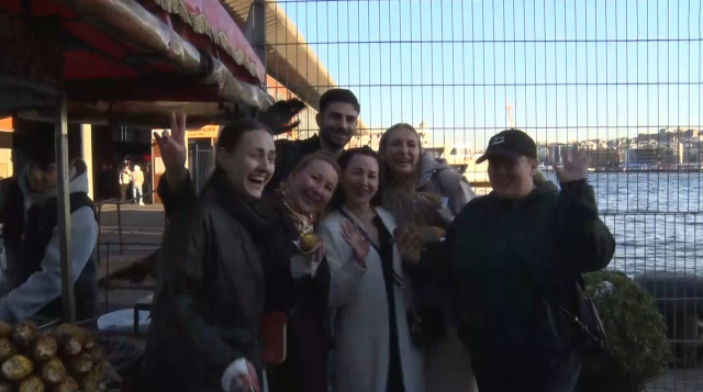 Kestaneci Alper’in ünü dünyaya yayıldı! Turistler fotoğraf çektirmek için sıraya giriyor