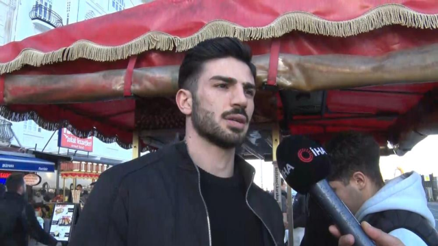 Kestaneci Alper’in ünü dünyaya yayıldı! Turistler fotoğraf çektirmek için sıraya giriyor