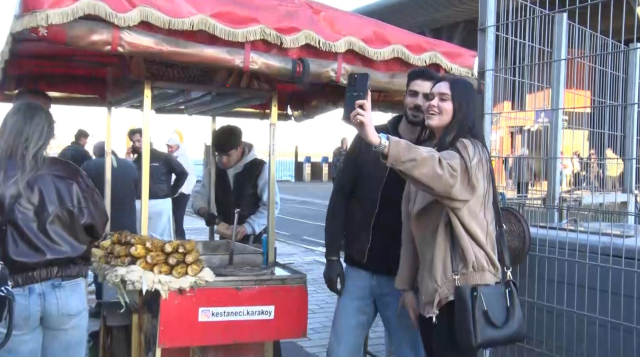 Kestaneci Alper’in ünü dünyaya yayıldı! Turistler fotoğraf çektirmek için sıraya giriyor