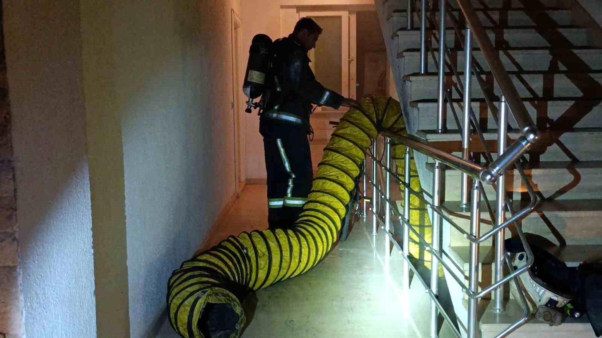 Manavgat\'ta site içerisinde çıkan depo yangını korkuttu