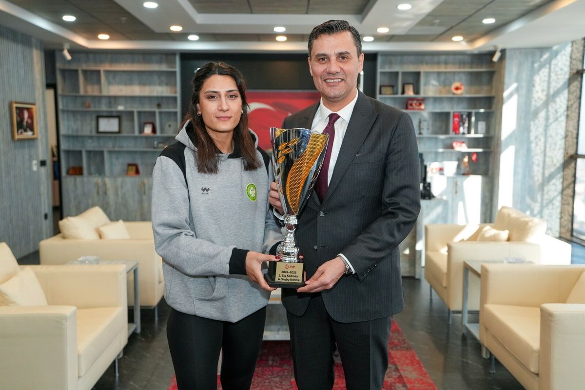 Manisa Voleybol\'dan Ferdi Zeyrek\'e Anma