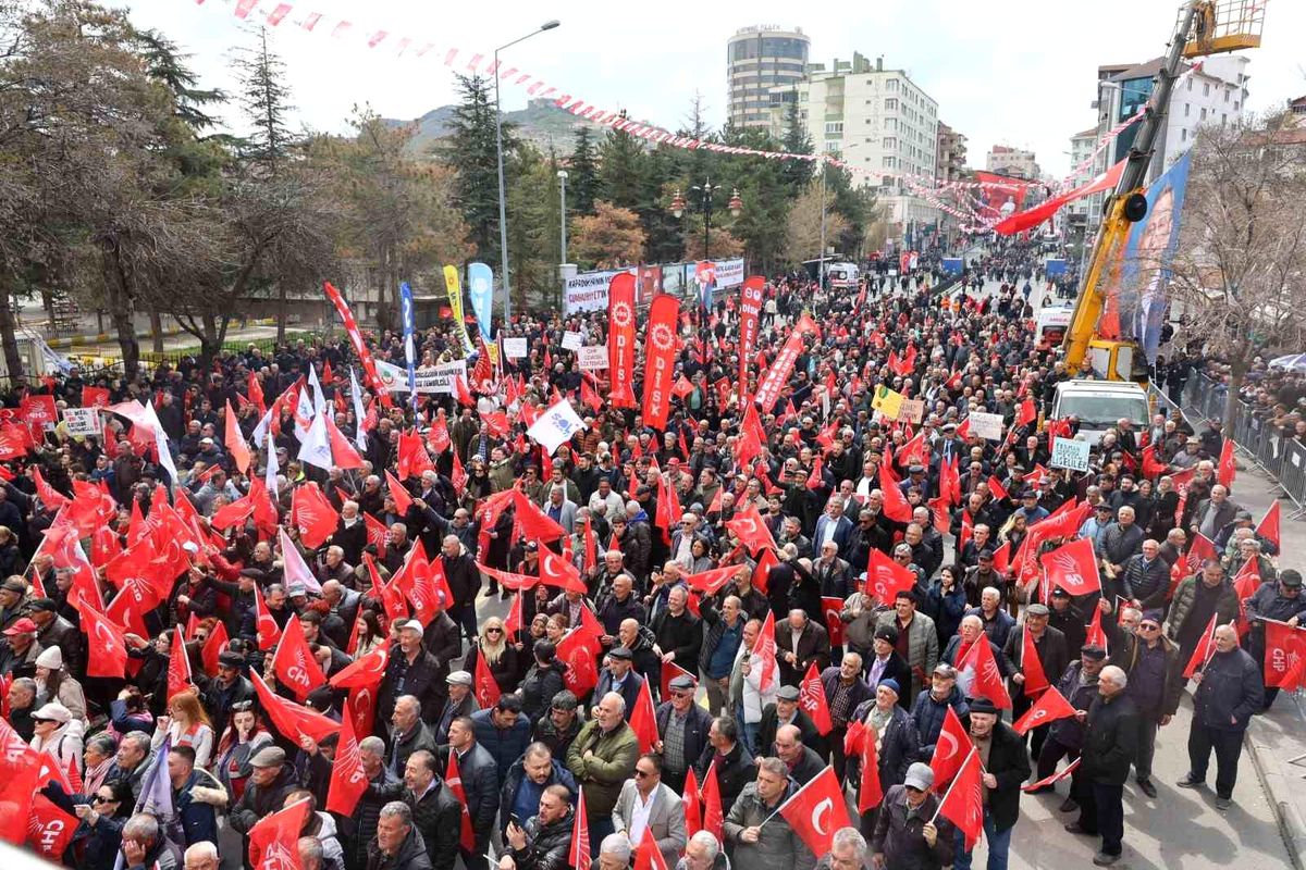 Özgür Özel\'in Mitinginde Şok Pankart