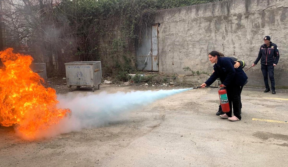 Sağlık çalışanlarına uygulamalı yangın eğitimi verildi