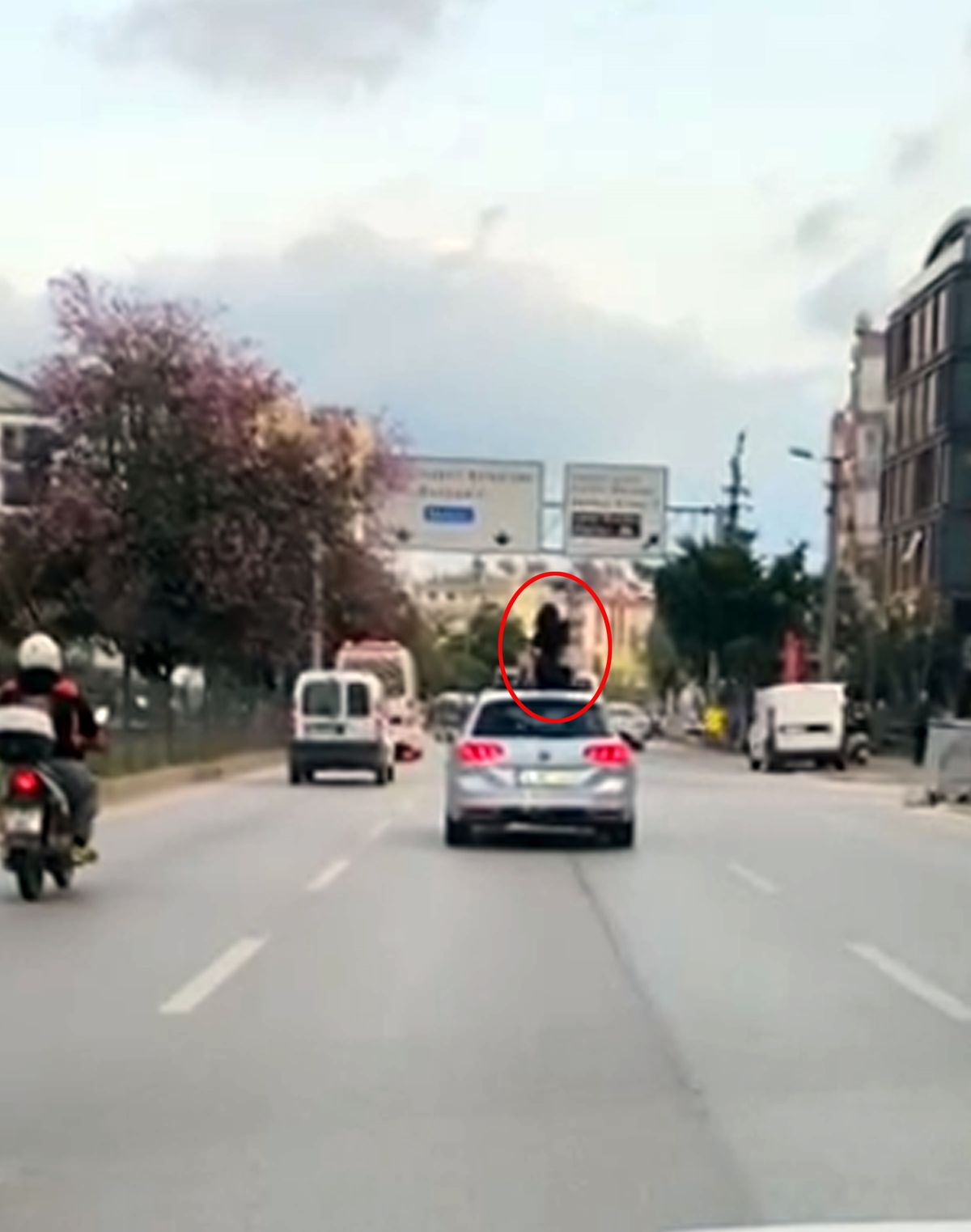 Seyir halindeki aracın üzerinde dans etti