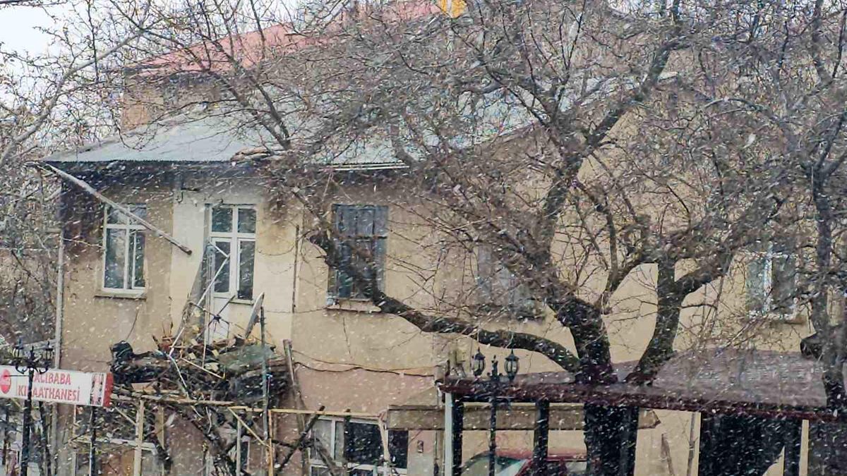 Elazığ\'da Nisan Ayında Kar Sürprizi