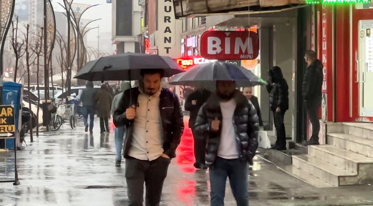 Yüksekova\'da Sağanak Yağış Hayatı Olumsuz Etkiledi