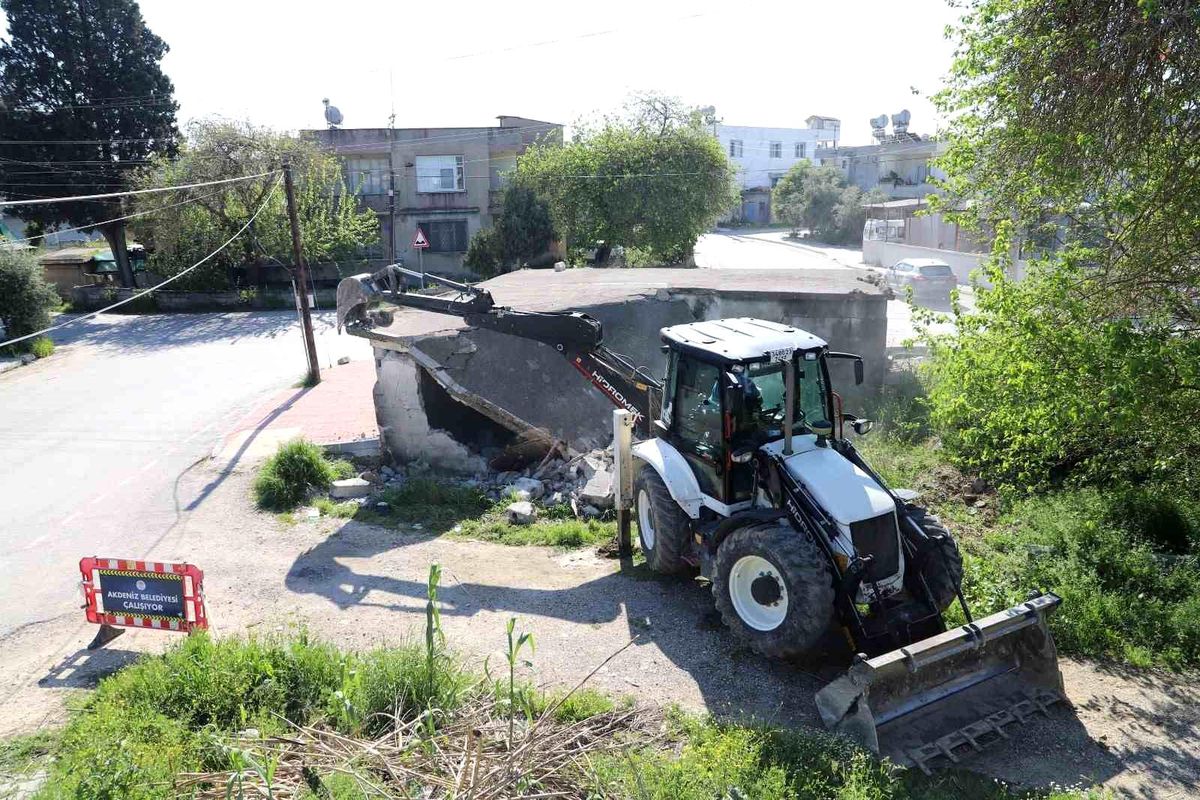 Akdeniz\'de tehlike saçan metruk yapılar yıkılıyor