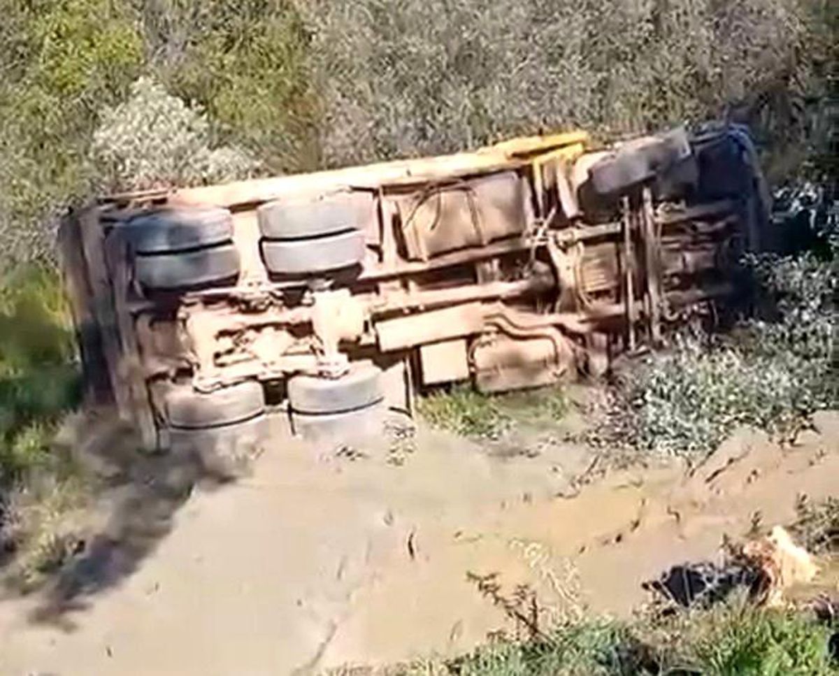 Alanya\'da kamyon devrildi: Sürücü hayatını kaybetti