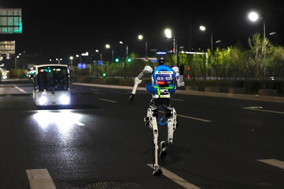 Beijing\'de E-Town İnsansı Robot Yarı Maratonu