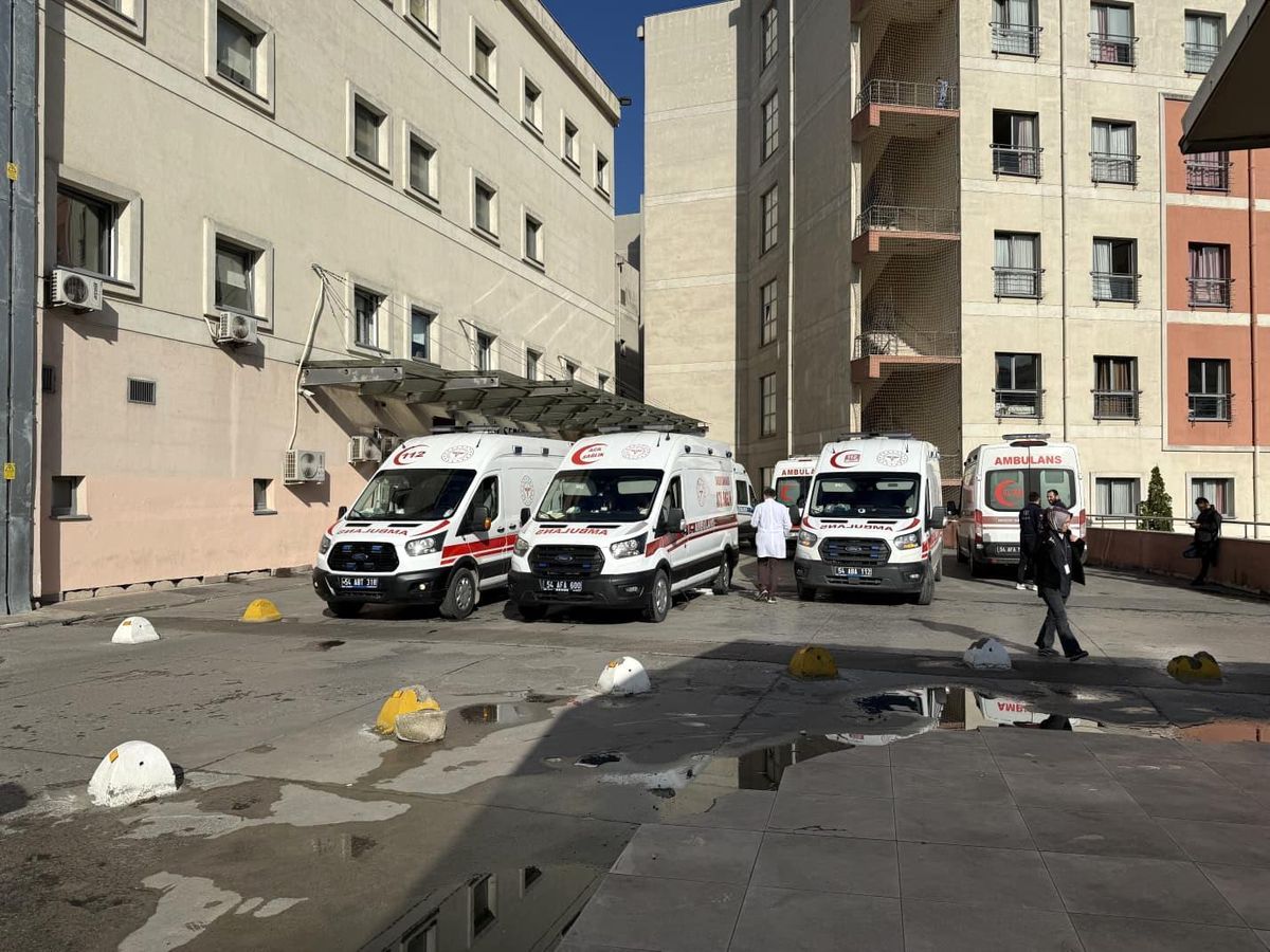 Hendek\'te Düğün Salonu Kavgası: Bir Şahıs Bıçaklandı