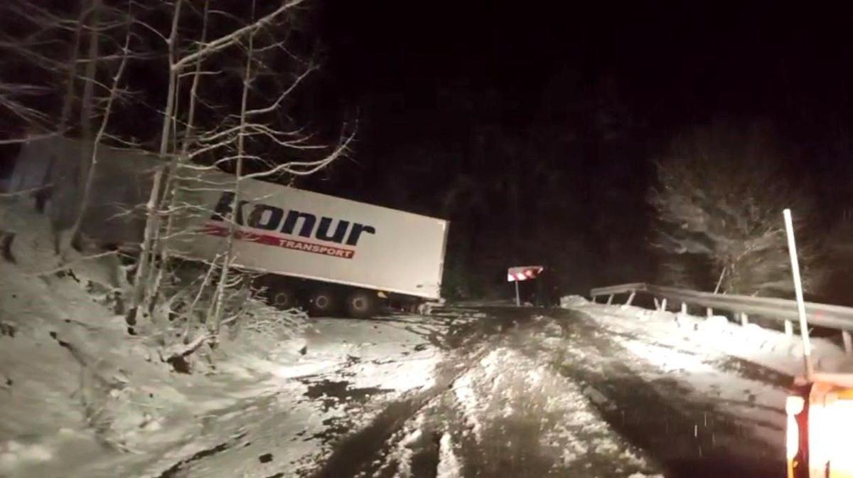 Ardahan-Artvin karayolunda kayan tır yolu kapattı, onlarca araç mahsur kaldı