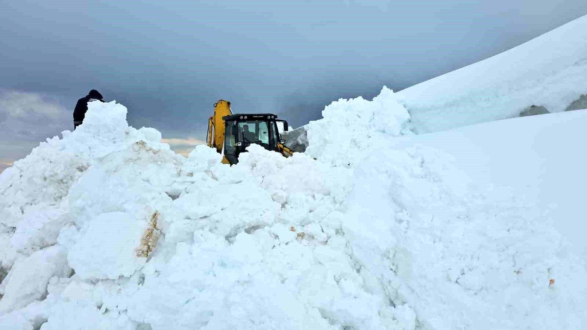 Aydınlar beldesinde karla mücadele devam ediyor