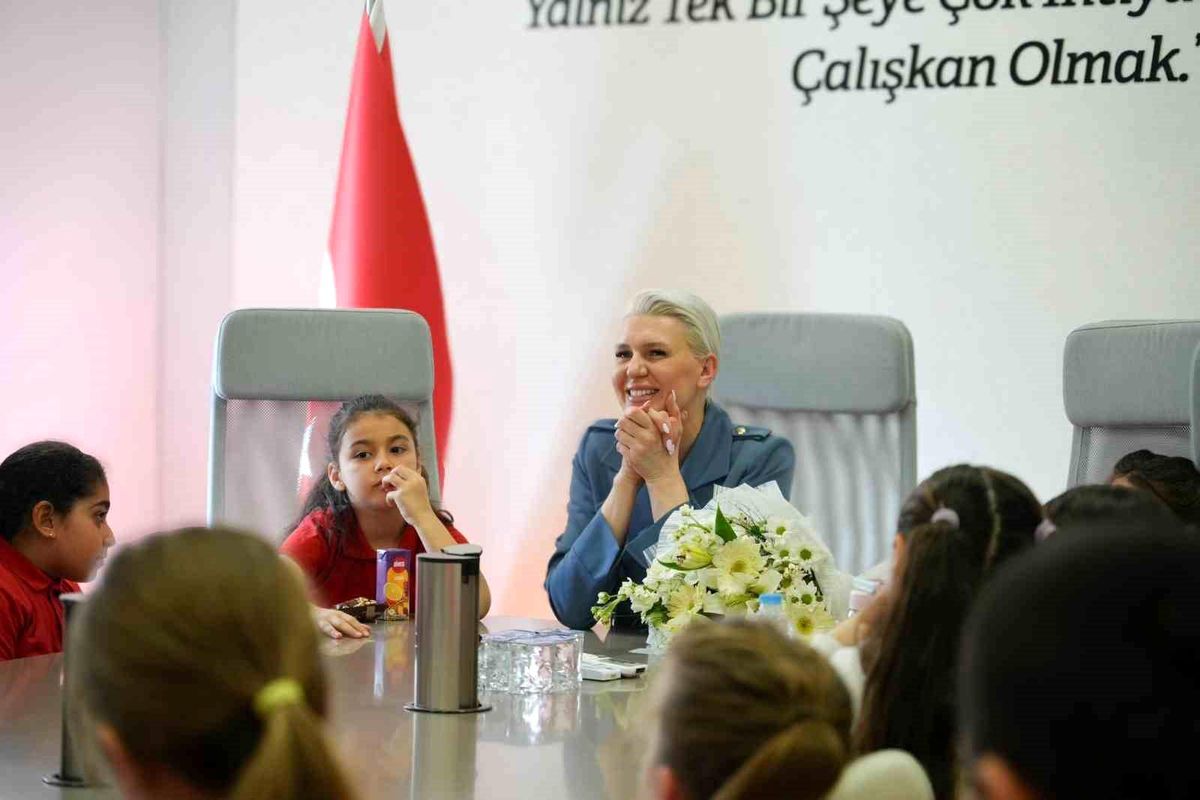 Başkan Subaşı\'nı ziyaret eden minikler, belediyenin yürüttüğü çalışmalar hakkında bilgi aldı