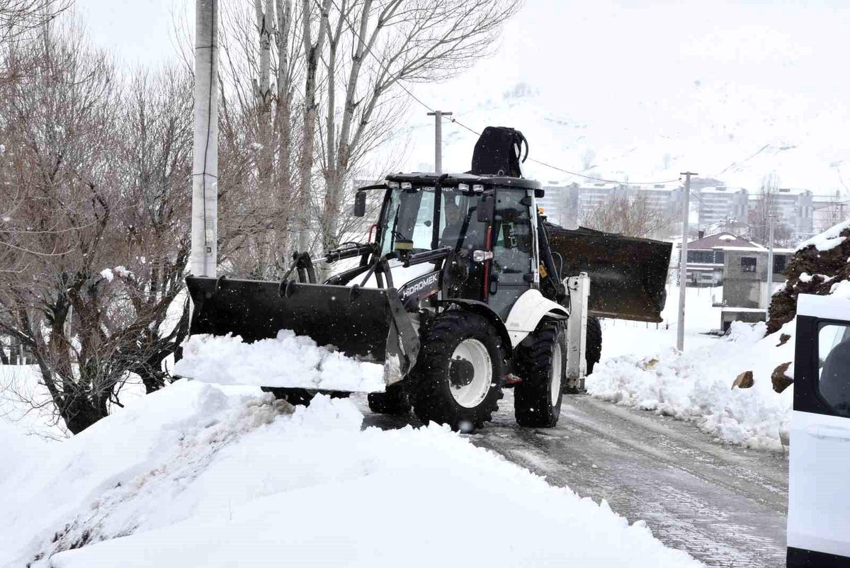 Bitlis\'te Nisan ortasında kar mesaisi devam ediyor