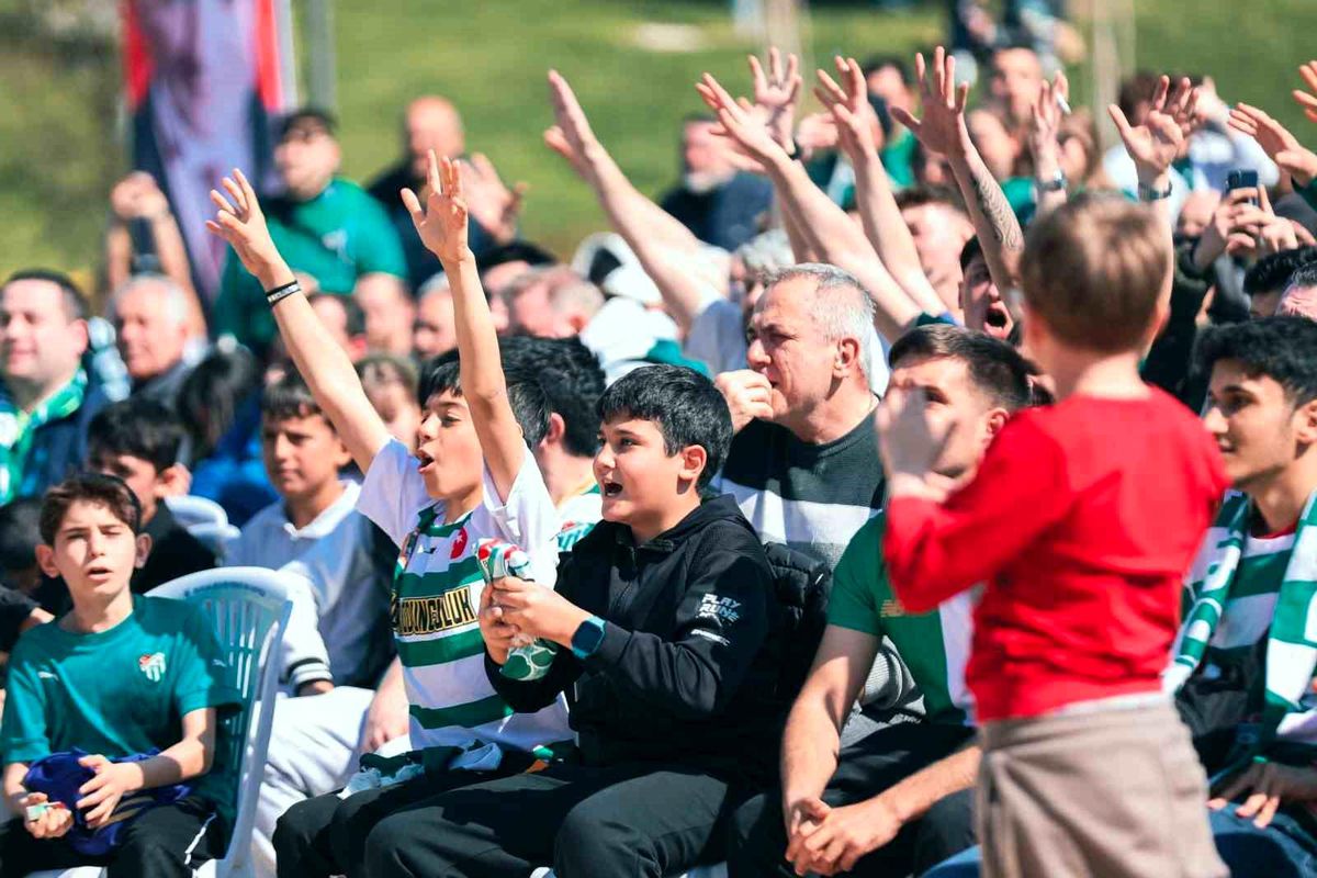 Bursa\'da yeşil-beyaz coşku dev ekrana taşındı