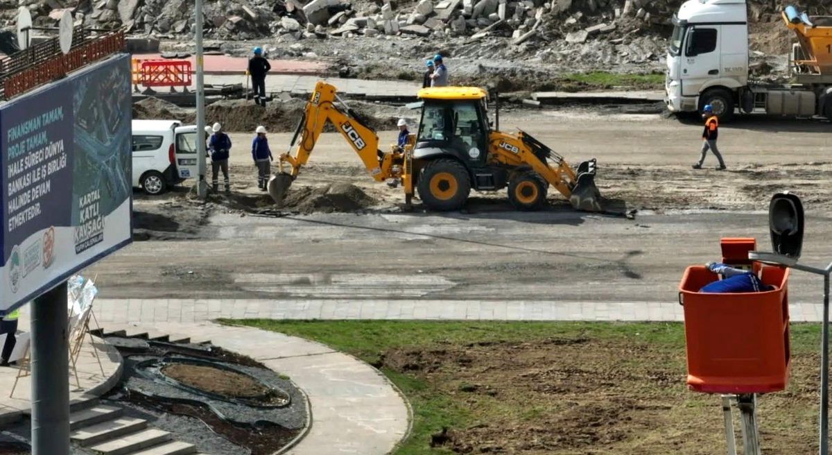 Büyükşehir\'de pazar günü de durmak yok: Kartal Katlı Kavşağı\'nda hummalı çalışma