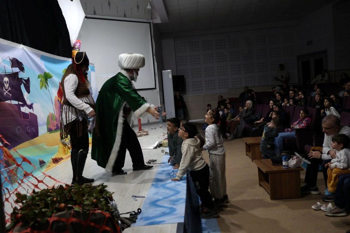 Çocuklar "Nasrettin Hoca Korsanlara Karşı" oyununda buluştu