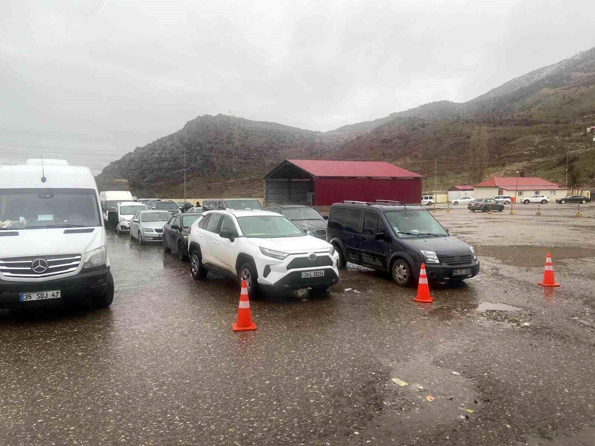 Çukurca Sınır Kapısı\'nda Araçlar Mahsur Kaldı