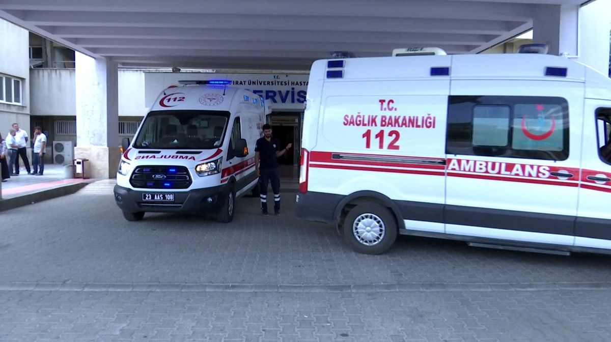 Elazığ\'da İnşaatta İskele Çöktü: 4 Yaralı