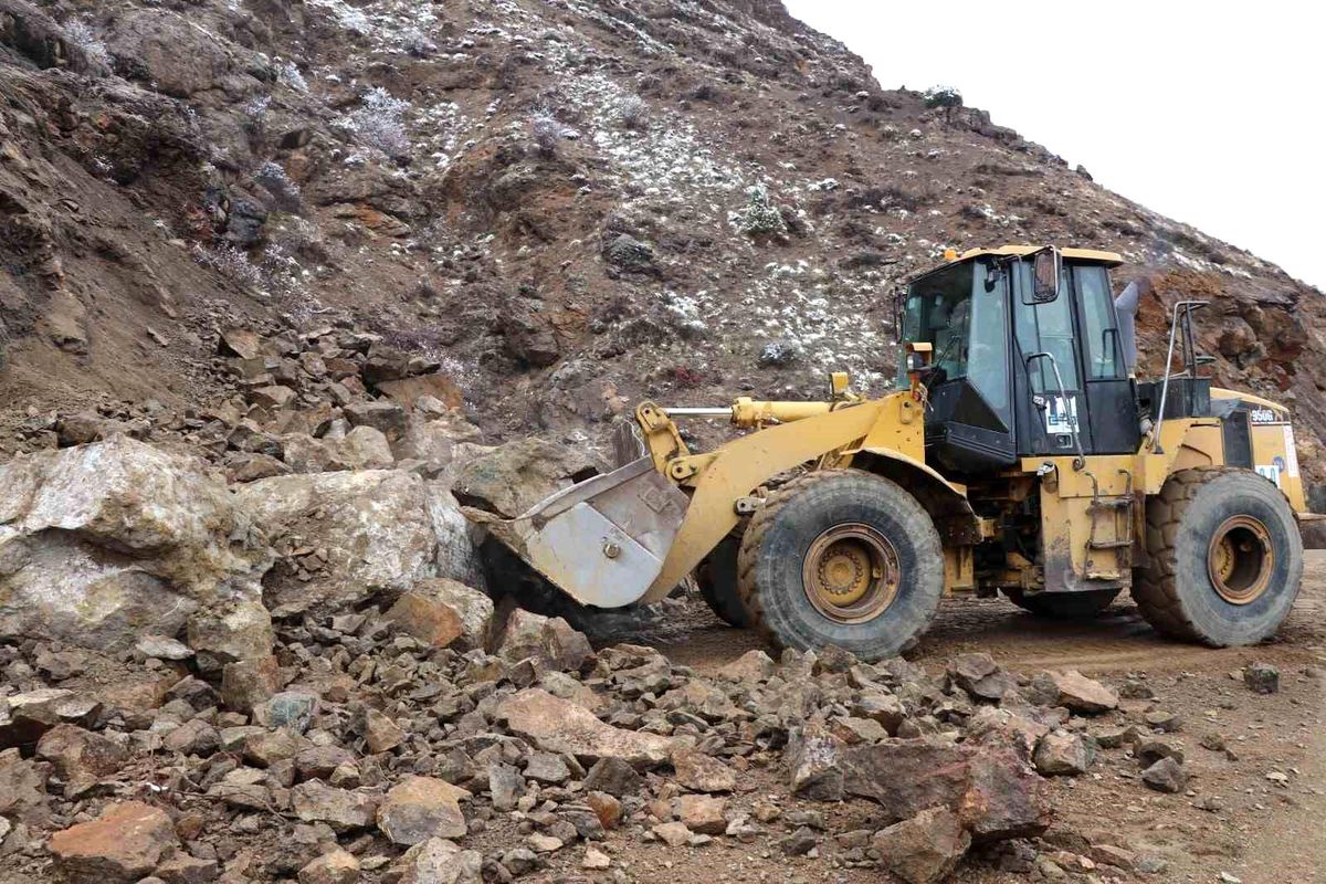 Erzurum\'da heyelan yolu kapattı