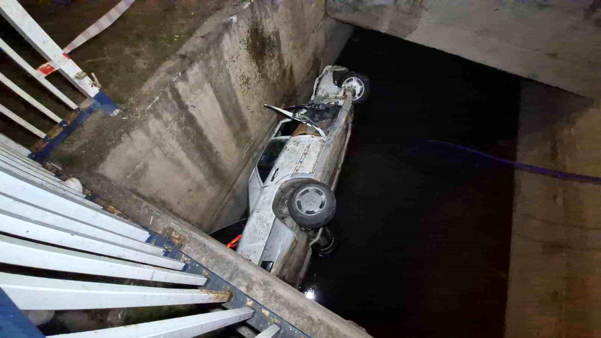 Eskişehir\'de Kontrolden Çıkan Araç Sulama Kanalına Uçtu