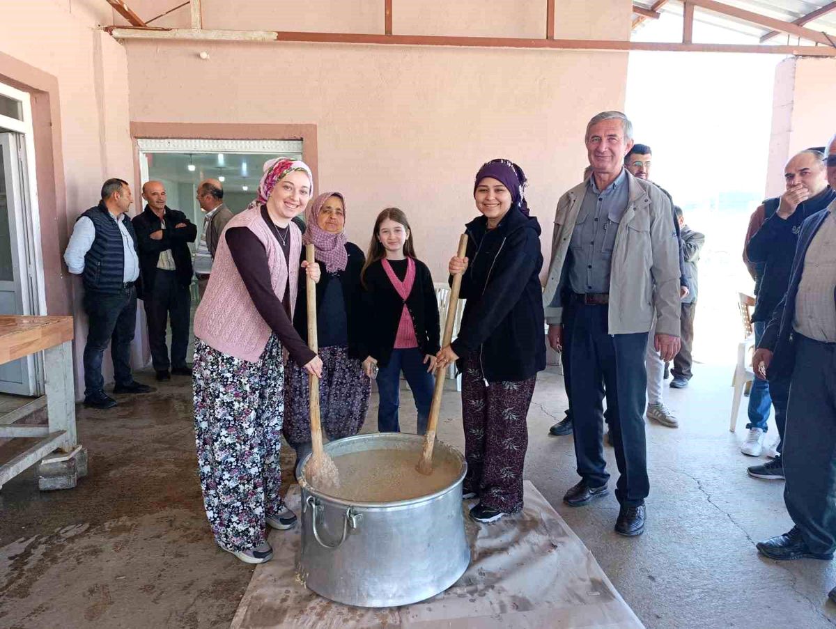 Gördes Tepeköy\'de asırlık hayır geleneği binleri buluşturdu