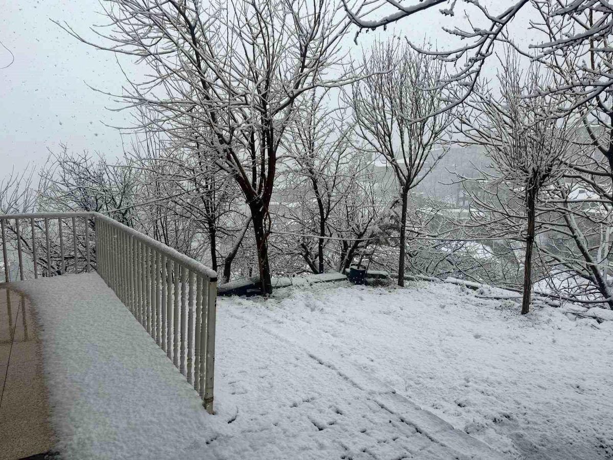 Hakkari\'de Kar Yağışı Hayatı Etkiledi