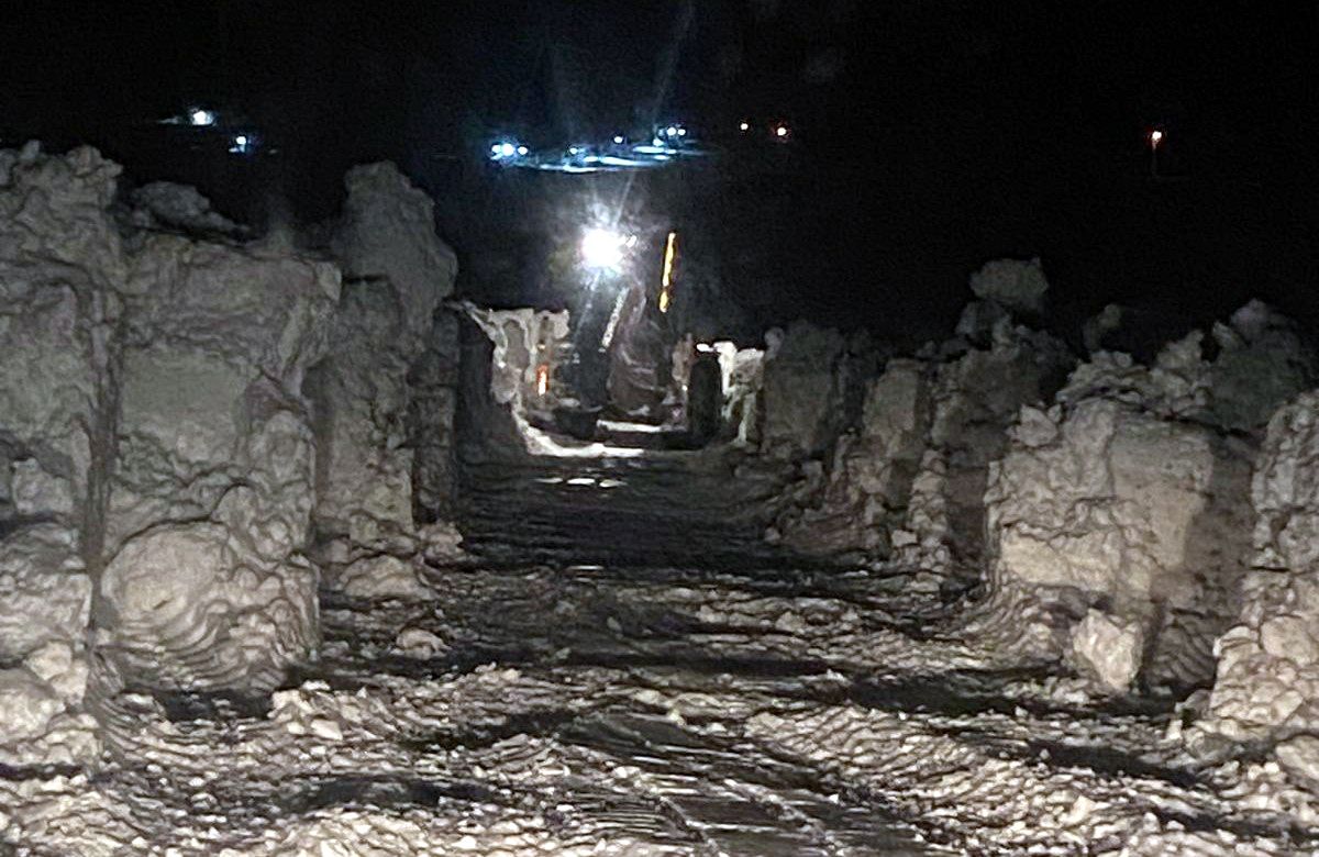 Ambulans Kar Yağışında Kara Saplandı