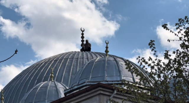 İntihar etmek için cami çatısına çıktı, 2 saatlik çabayla aşağı indirildi