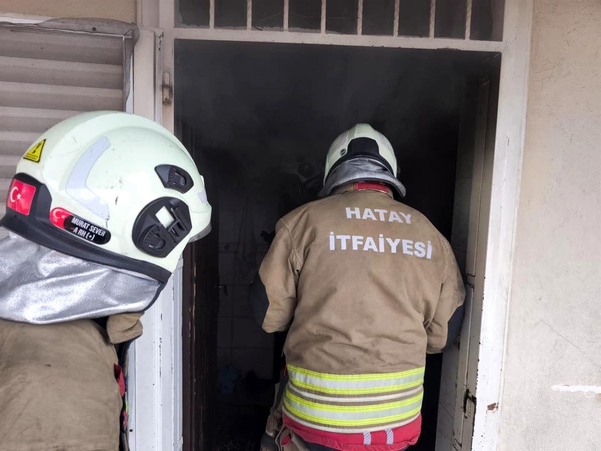 İskenderun\'da evin mutfağı alevlere teslim oldu