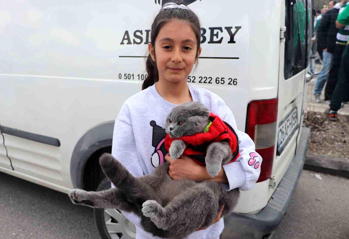 Taraftar Kızı ve Kedisiyle Bursaspor\'a Destek