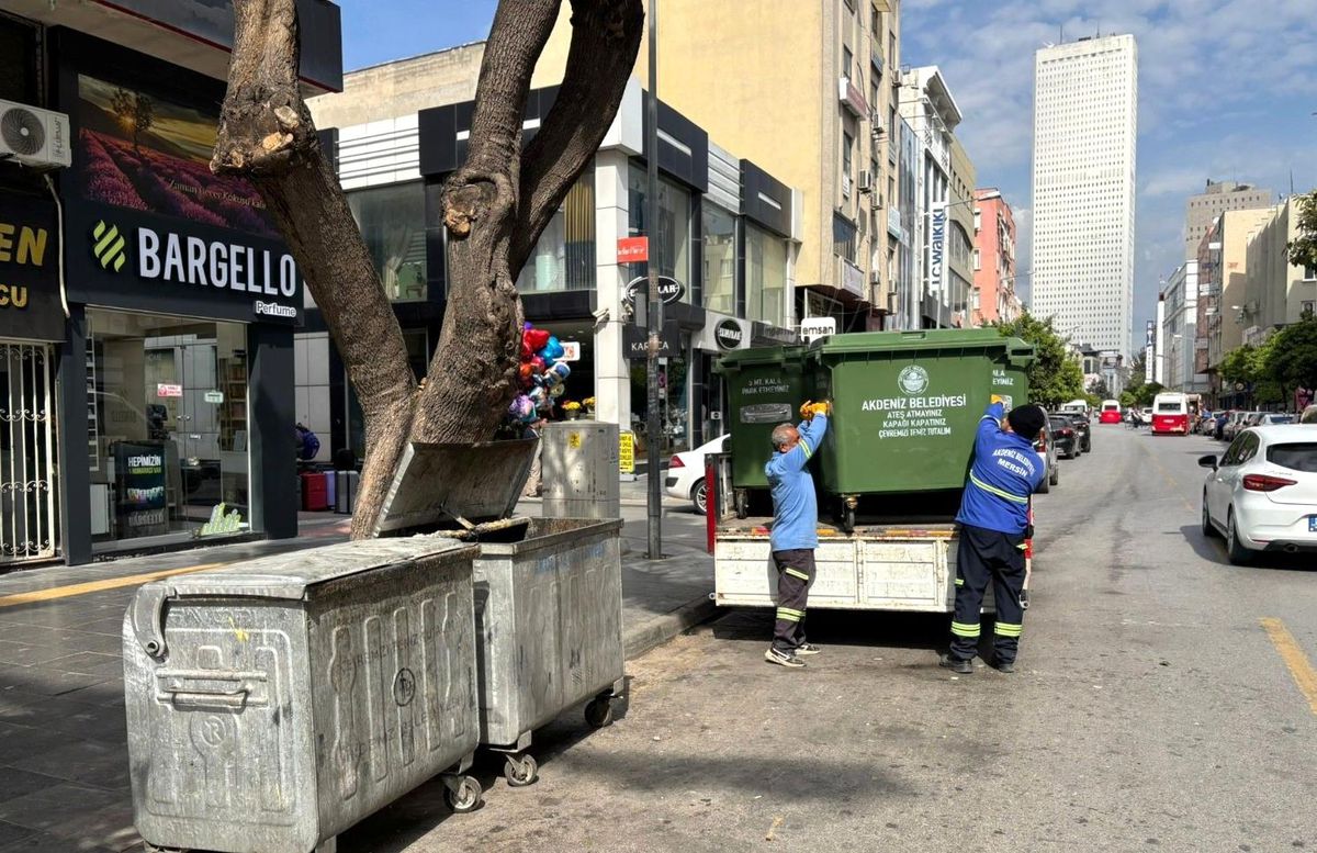 Mersin kent merkezinde çöp konteynerleri yenileniyor