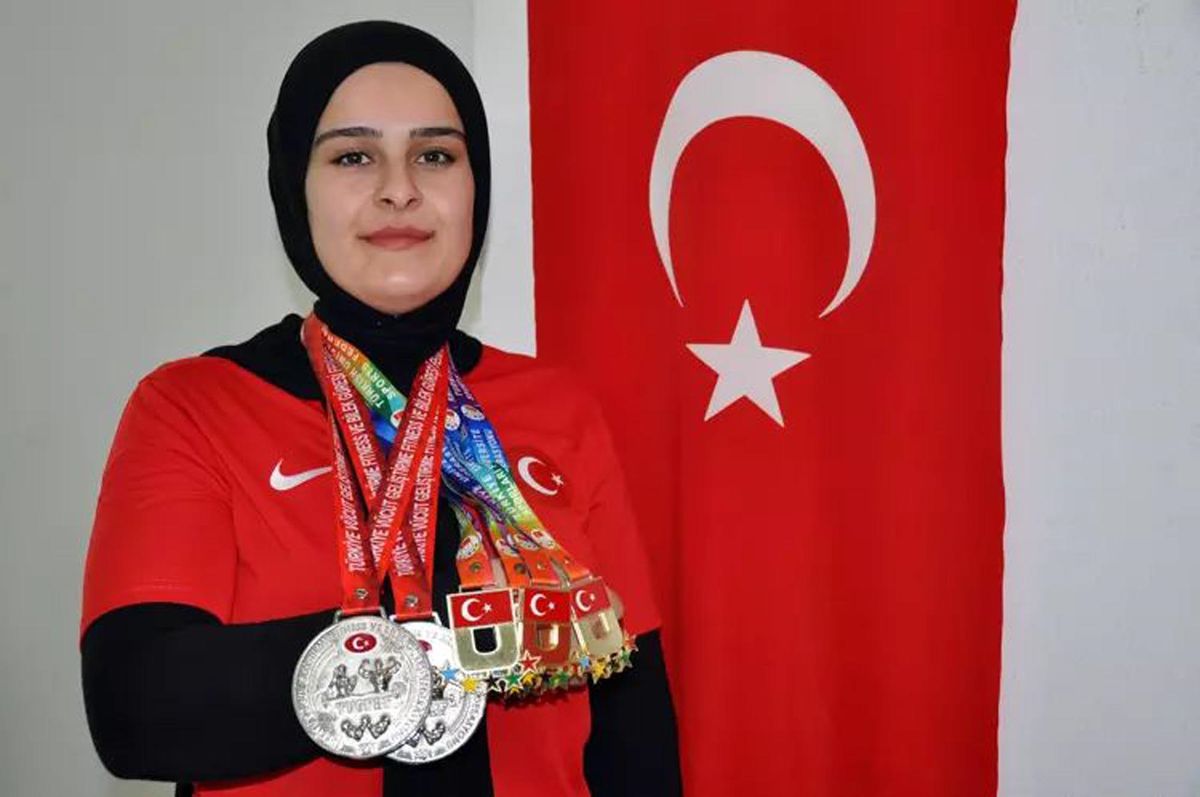 Funda Maral, Bilek Güreşi Şampiyonası\'nda Üçüncü Oldu