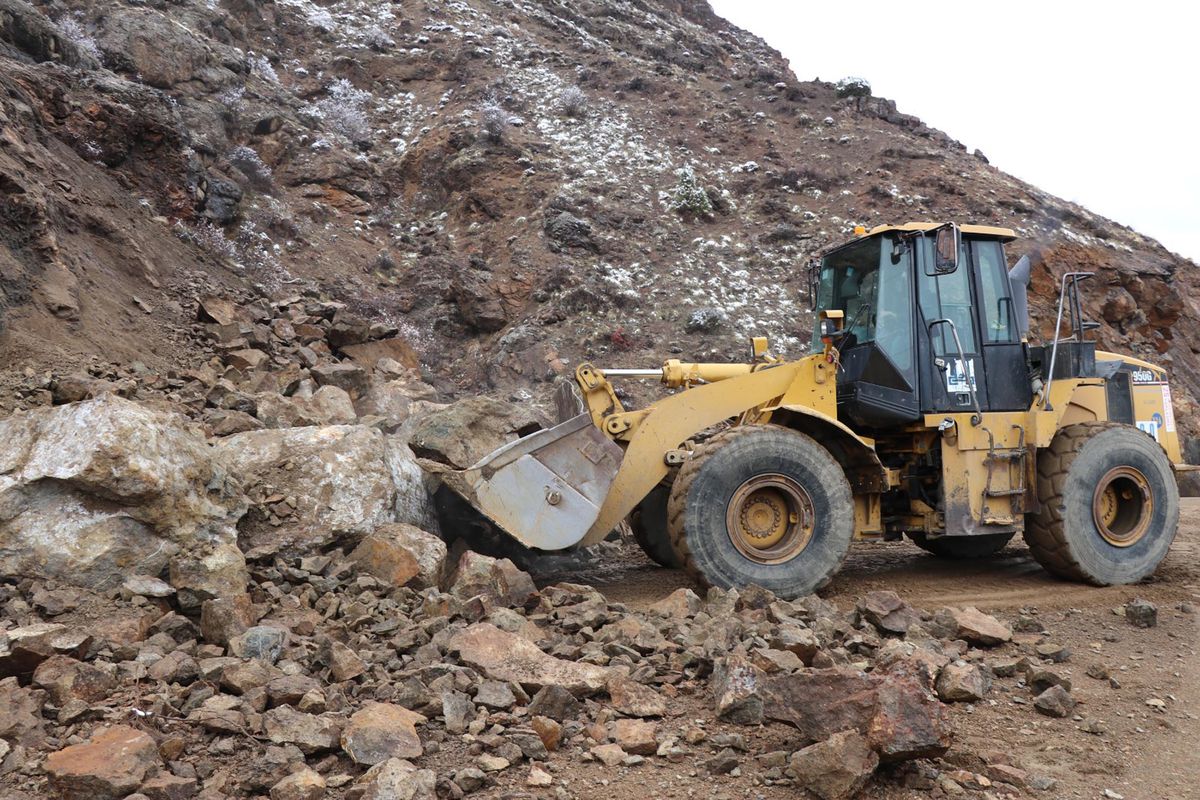 Oltu\'da Heyelan: Yol Temizlik Çalışmaları Başladı