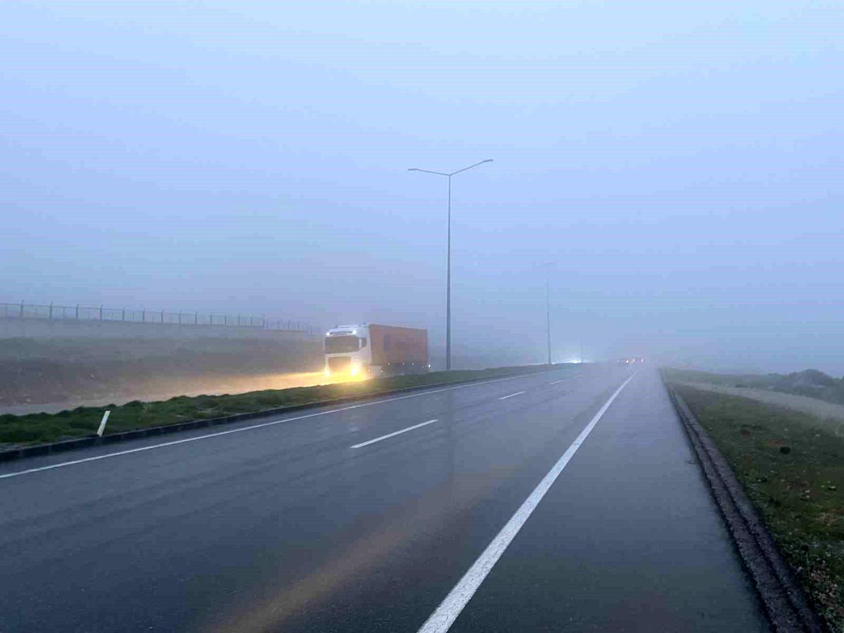 Pamuk Geçidi\'nde Yoğun Sis ve Sağanak Yağış