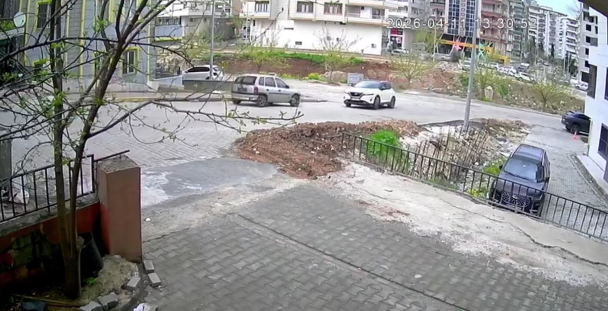 Şanlıurfa\'da Park Halindeki Araç Dereye Düştü