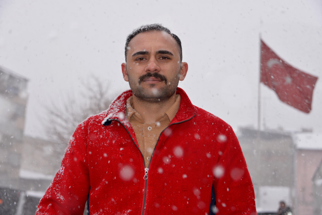 Rüzgarda dolanan bayrağı düzeltmek için 15 metrelik direğe tırmandı