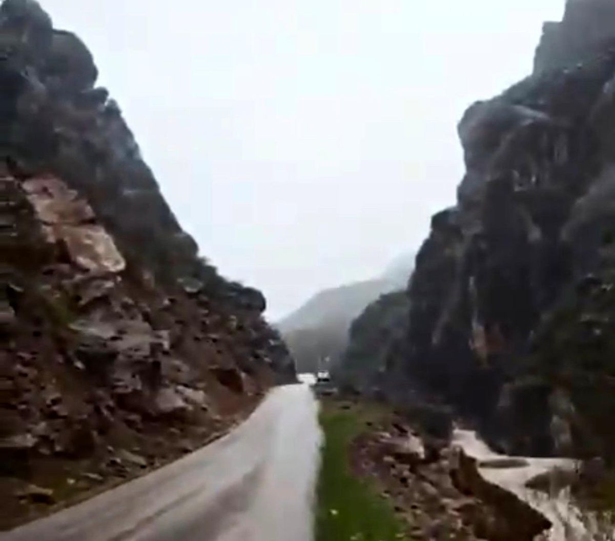 Şemdinli\'de dev kaya parçası yolu ulaşıma kapattı