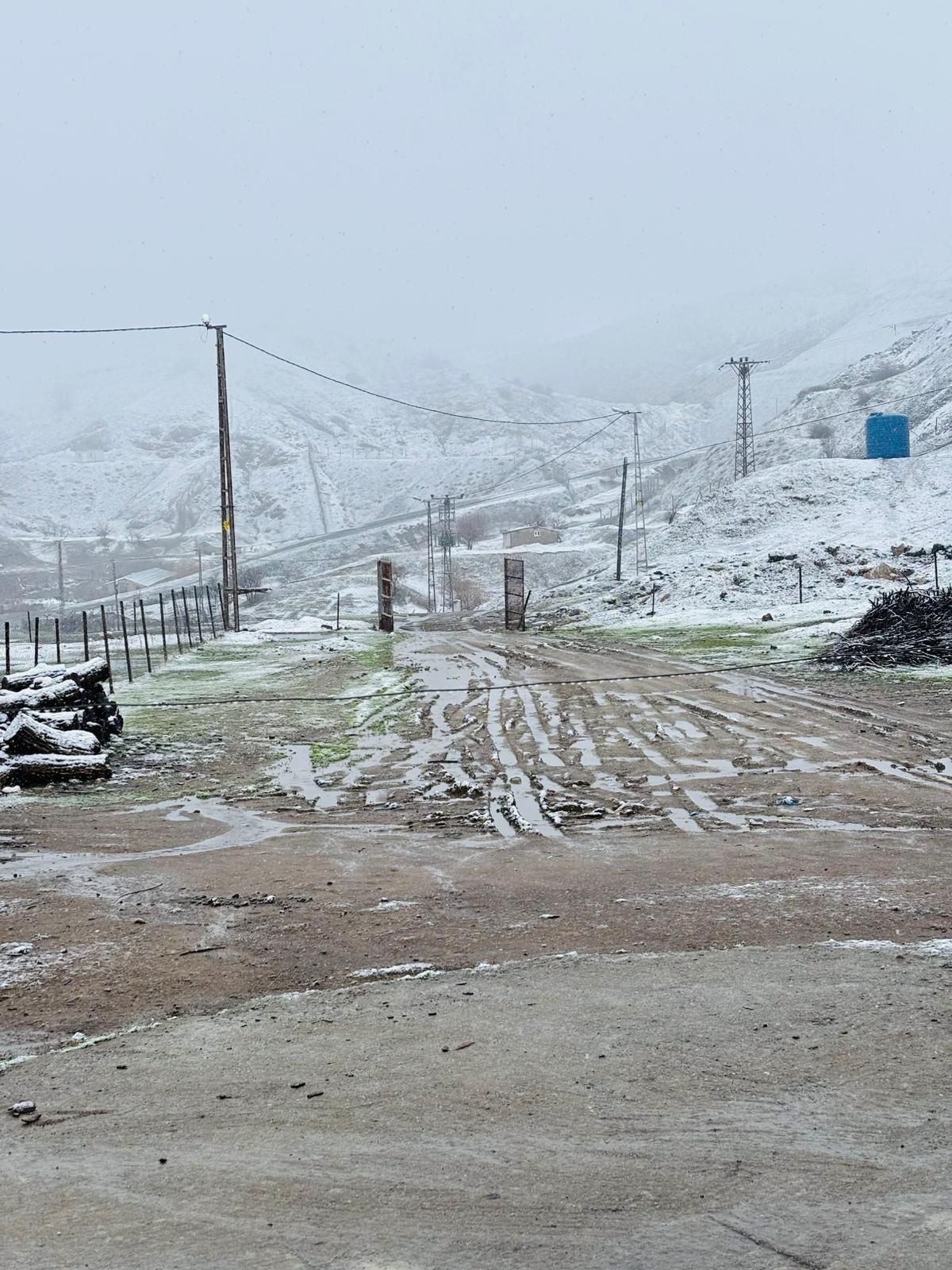Siirt\'te Kar Yağışı Yüksek Kesimleri Beyaza Bürüdü