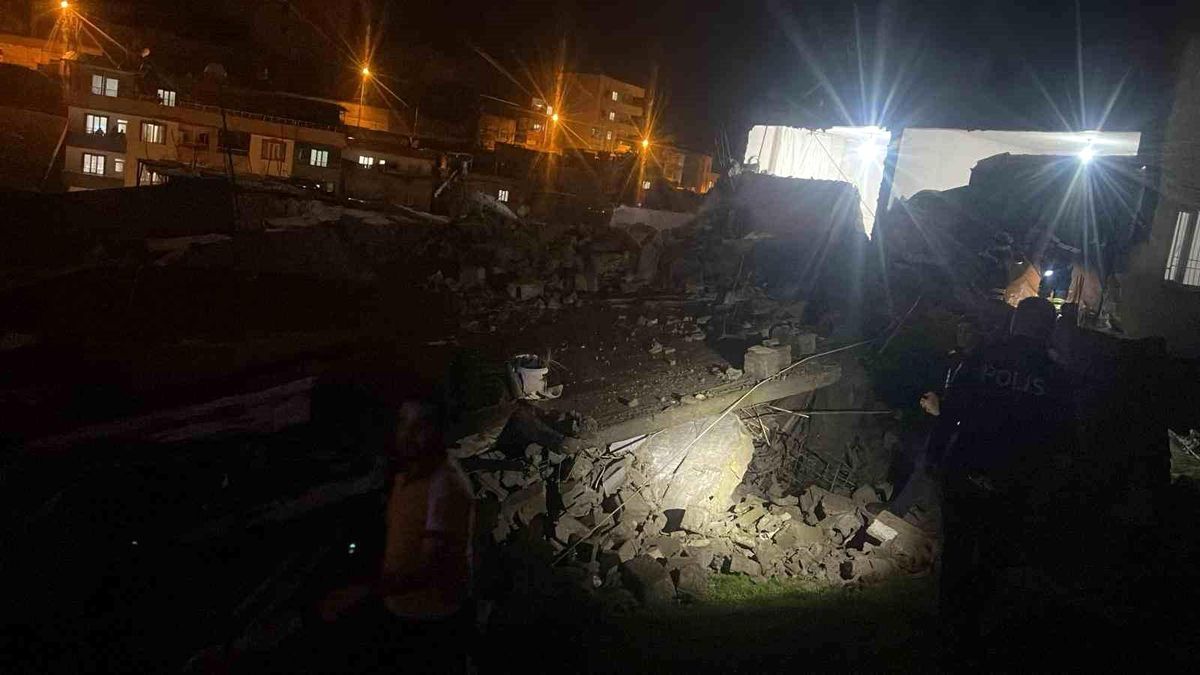 Siirt\'te Metruk Bina Yağışla Çöktü