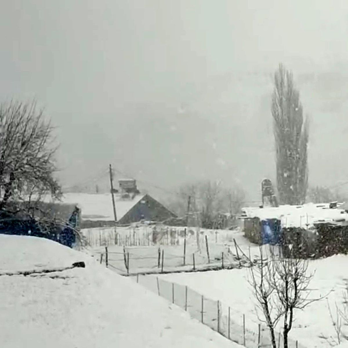 Nisan\'da Aniden Kar Yağışı