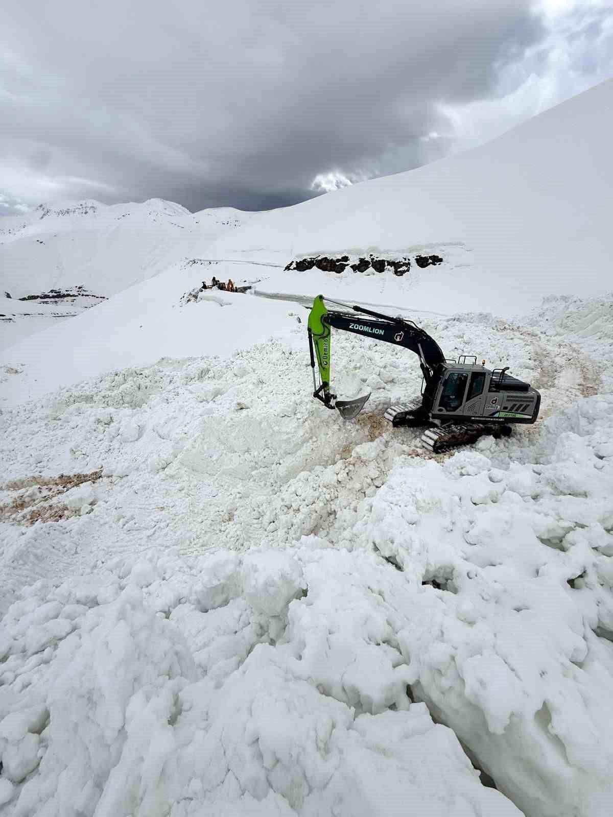 Şırnak\'ta çığ düşen yolu açmak için ekipler seferber oluyor